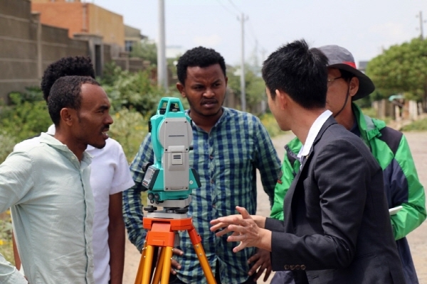 LX 직원이 에티오피아에서 국내 공간정보 기술을 활용해 시범지역 데이터 구축을 위한 현장측량을 실시하고 있다.