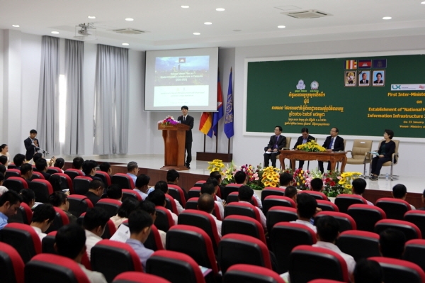 23일 캄보디아 프놈펜에서 개최된 착수보고회에서 한국국토정보공사 김택진 국토정보본부장이 인사말을 하고 있다.