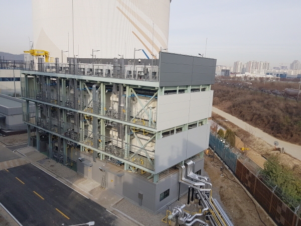 한국종합기술이 세계 최초 개발한 복층형 ‘동탄연료전지 발전소’ 전경.