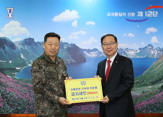 육군 1군단장 안영호 중장(사진 왼쪽)과 부영그룹 윤택훈 비상계획관이 군부대 위문품 전달 기념식을 하고 있다.