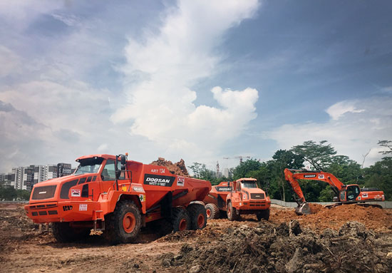 두산인프라코어가 싱가포르 토목건설회사 KTC에 굴절식 덤프트럭 30대 공급계약을 체결했다. KTC는 지난해 20대 공급에 이어 이번 계약건까지 총 73대의 두산인프라코어 ADT를 운용하게 된다.