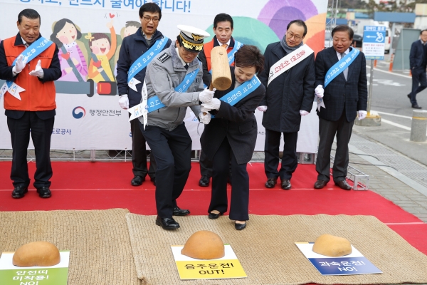 김현미 국토부 장관이 경부고속도로 기흥휴게소에서 교통안전캠페인에 앞서 '교통사고 박깨기' 퍼포먼스를 하고 있다.