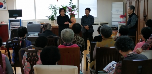 박순자 위원장이 경로당 어르신들에게 환경 개선 의견을 청취하고 이에 대한 설명을 하고 있다.