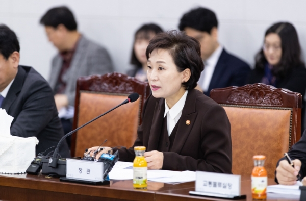 18일 정부세종청사 회의실에서 국토부 김현미 장관이 공공기관장 간담회에 앞서 인사말을 전하고 있다.