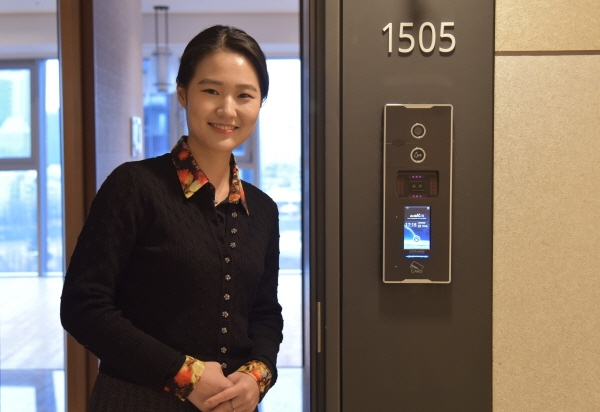 국내 최초로 아파트에 얼굴 인식 보안 솔루션을 도입한 파이브지티가 서울 강남구 청담동에 위치한 최고급 오피스텔 ‘아노블리81’ 전 세대에 얼굴인식보안로봇 ‘유페이스키를 공급해 설치를 완료했다. 
