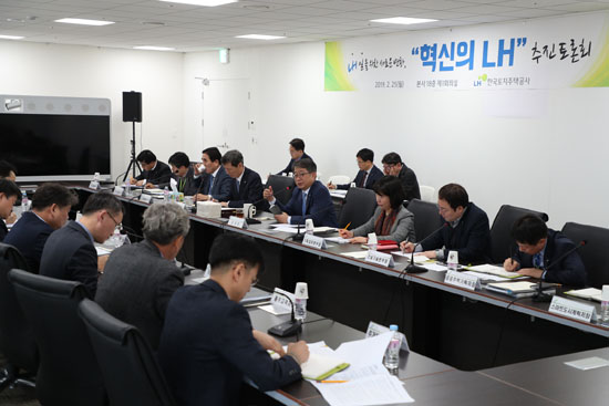 박상우 LH 사장(사진우측 왼쪽 다섯 번째)과 임직원들이 LH 혁신방향에 대한 토론을 하고 있다.