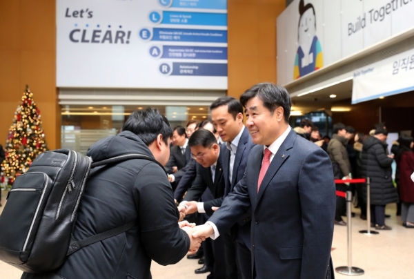 지난 1월 2일 신년인사회에서 김형사장 및 임원진이 출근하는 직원들과 악수를 나누고 있는 모습.