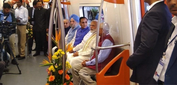 지난 4일(인도시각) 나렌드라 모디 인도 총리(좌석 오른쪽 두번째)가 현대로템이 제작한 아메다바드 무인전동차를 시승하고 있다.