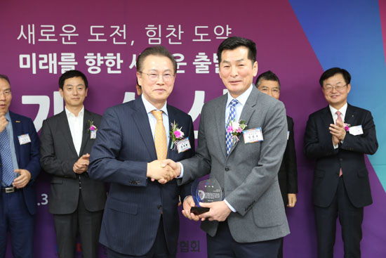 문주현 한국부동산개발협회 회장(사진 왼쪽)과 정춘보 신영 회장이 악수를 나누고 있다.