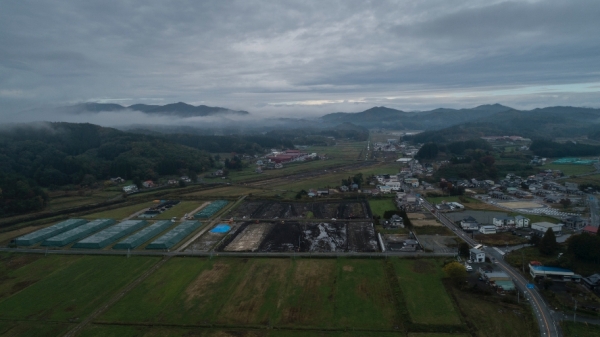 임시 핵폐기물보관 부지에서 제염 노동자, 나미에, 후쿠시마현. (사진출처 : 그린피스)