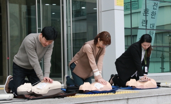 응급처치훈련으로 심폐소생술 실습을 하는 직원들의 모습.