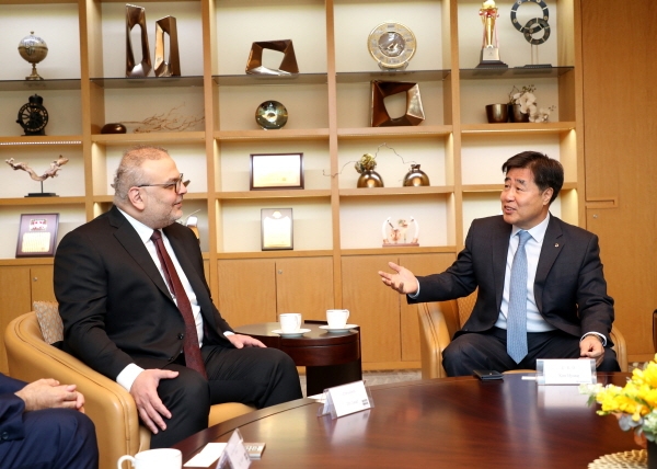 대우건설 김형 사장(오른쪽)이 지난 22일 서울 본사에서 카타르 공공사업청장 사드 알 무한나디와 대화를 나누고 있다.