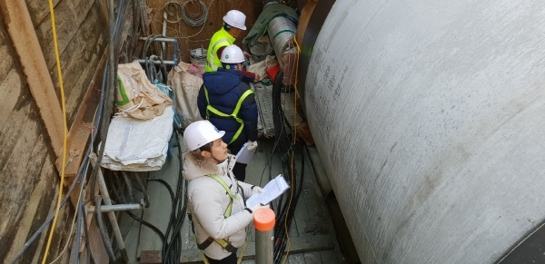 농어촌공사 직원이 올해 1월 경북 무림지구 배수개선사업 현장 내 배수터널 외부의 안전상태를 점검하고 있다.