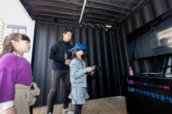 LX공사가 대한민국 임시정부 수립 100주년을 기념해 마련한 AR·VR 체험부스를 방문한 군산 옥봉초교 재학생이 VR체험을 하고 있는 모습.