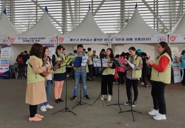 철도공단 우쿨렐레 동호회가 제39회 장애인의 날 기념행사에서 우쿨렐레 공연을 하고 있다.