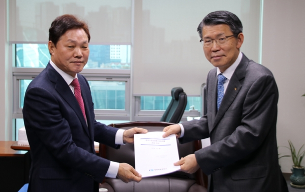 지난해 12월 6일 박완수 의원(왼쪽)이 국회의원회관에서 한국수출입은행 은성수 행장을 만나 '창원지점 존치'를 건의했다.