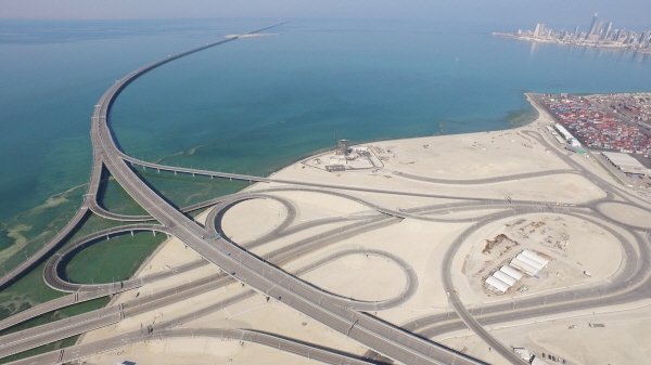 현대건설이  총 66개월에 걸쳐 쿠웨이트 걸프판에 36.1km에 달하는 해상교량을 성공적으로 준공했다. 사진은 쿠웨이트 '셰이크 자베르 코즈웨이' 연륙교 전경.