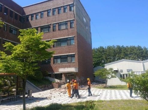 지난 21일 부산대학교 미술관 건물에서 벽돌 마감재가 떨어진 사고 현장. (자료제공:부산경찰청)