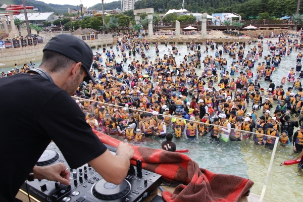 오션월드가 해외 유명 DJ와 시원한 물놀이를 모두 즐길 수 있는 '데이나이트 풀 파티(DAYLIGHT POOL PARTY)를 진행한다.