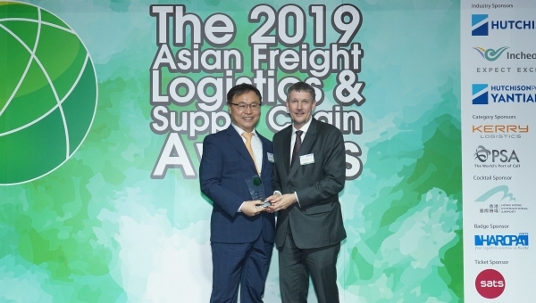 현지시각 17일 홍콩 아시아 소사이어티 홍콩센터에서 열린 '2019 아시아 화물 ‧ 물류 어워즈(Asia Freight, Logistics And Supply chain Awards)'에서 인천국제공항이 '아시아 최고 화물공항상'을 수상했다. 사진은 인천공항공사 박용남 물류마케팅팀장(왼쪽)이 시상식 관계자 크히스토프 쉐이후와 기념촬영을 하고 있는 모습.