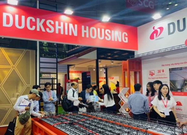 덕신하우징이 '2019 베트남 건축 건설 전시회(VIETBUILD 2019)'에 6년 연속 참가해 자사 주력 제품뿐 아니라 데크플레이트에 대한 이해도 제고에 나섰다. 사진은 덕신하우징의 전시관 모습,