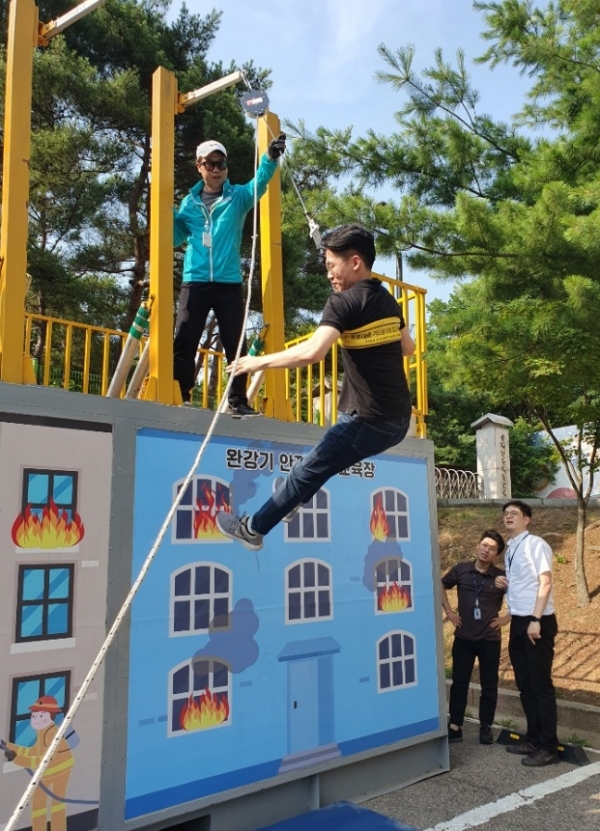 신입직원이 송파안전체험교육관에서 완강기 재난예방 체험을 하고 있다.