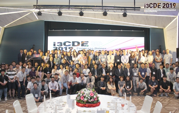 ‘i3CDE 2019’ 참가자들이 기념촬영을 하고 있다.