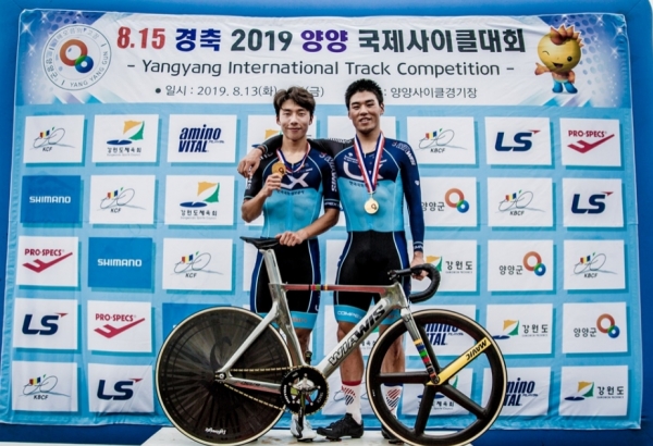 좌로부터 김유로 박상훈 선수가 메달을 획득하고 기념촬영을 하고 있다.