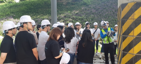 홍제천고가교 현장에서 참석자들이 안전진단 기법을 소개받고 있다.