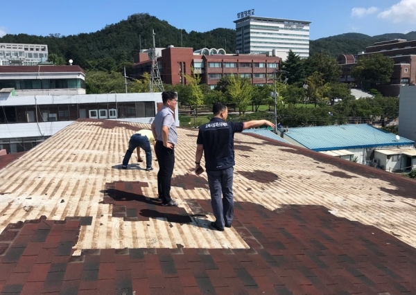 공제회가 천안 OO초등학교 태풍 피해 현장을 조사하고 있다.