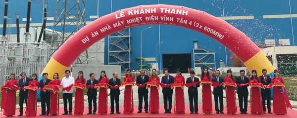 베트남전력공사(EVN)의 발주로 두산중공업이 건설한 '빈탄4’ 화력발전소 준공식이 지난 21일 베트남 빈투앙성에서 열렸다. 박인원 두산중공업 부사장(오른쪽에서 첫 번째)과 쩡화빈(Truong Hoa Binh) 베트남 부수상(오른쪽에서 여섯번째) 등 주요 관계자들이 기념 촬영을 하고 있다.