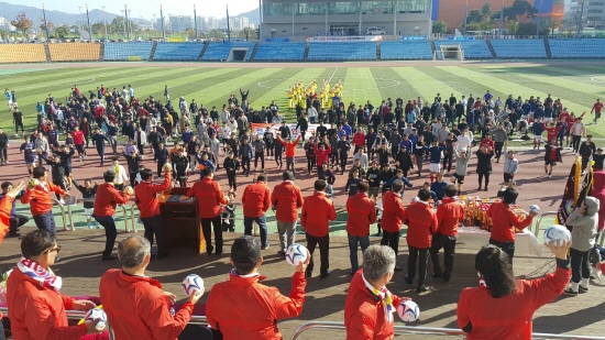 12일 전국 건설인 축구대회 개막식 행사에서 내외귀빈들이 볼을 증정하고 있다.