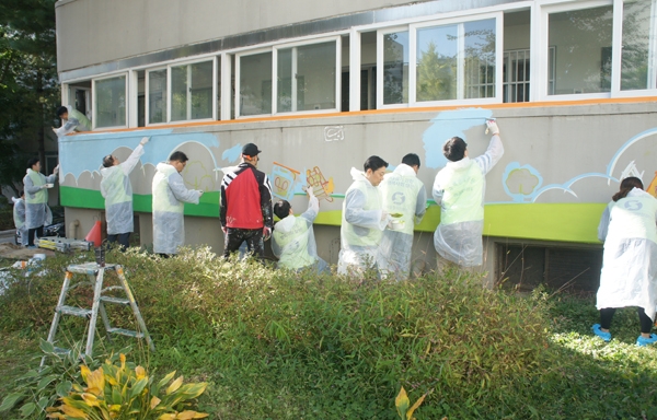 승강기안전공단 서울지역본부 직원들과 직원 가족들이 한마음, 우면주공아파트 벽화그리기 봉사를 하고 있다.