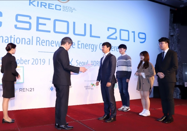 25일 서울 코엑스에서 개최된 세계재생에너지총회 폐막식의 '2019년 신·재생에너지 홍보콘텐츠 공모전' 시상식에서 수상자들이 대상을 수여받고 있다.