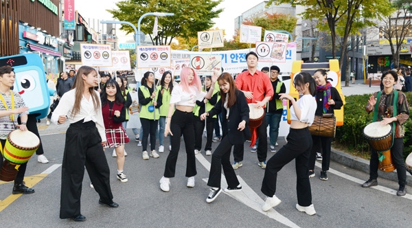 한국승강기안전공단의 26일 홍대 걷고 싶은 거리 승강기 안전Go 캠페인에서 거리행진과 함께 승강기 안전을 위한 공연을 펼치고 있다.