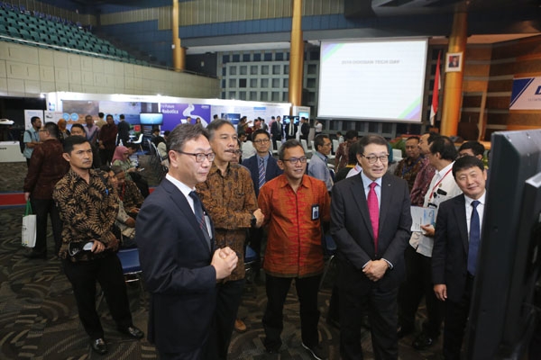 리드완 자말루딘 인도네시아 해양조정부 차관(오른쪽 네 번째)과 이현순 두산그룹 기술담당 부회장(오른쪽 두 번째)이 14일 인도네시아 자카르타에서 열린 '두산 테크데이'에서 두산산업차량 제품에 대한 영상을 시청하고 있다.