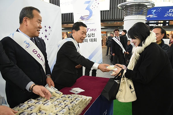 권태명 SR 대표이사(사진 왼쪽에서 2번째)와 임직원들이 수서역에서 고객들에게 기념 축하 떡을 나눠주고 있다.