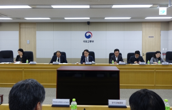 박선호 국토부 차관(가운데)이 발주기관 간담회에서 기조 발언을 하고 있다.