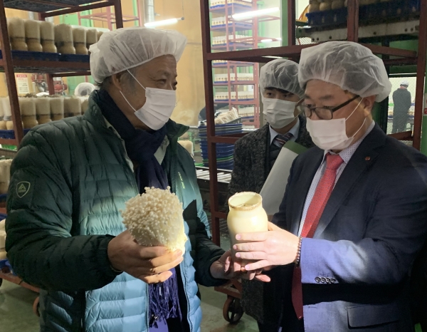 박일준 한국동서발전사장(오른쪽)이 그린피스농원 관계자로부터 버섯 생산시설에 대한 설명을 듣고 있다.