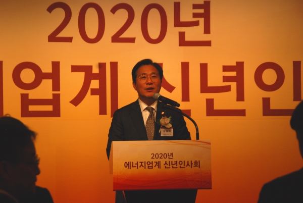 성윤모 산업부 장관이 에너지업계 신년회에서 인사말을 하고 있다.