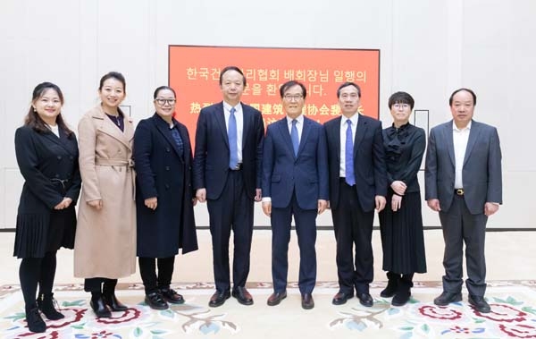 지난 15일 중국을 방문한 한국CM협회 배영휘 회장(왼쪽 5번째)이 중국건축업협회공정항목관리위원회와 현안 협의 후 기념촬영을 하고 있다.