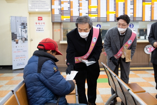 김병숙 사장이 태안군 버스터미널 대기실에서 지역주민에게마스크를 건네며 신종코로나바이러스 감염증 예방을 위한 홍보활동을 하고 있다.