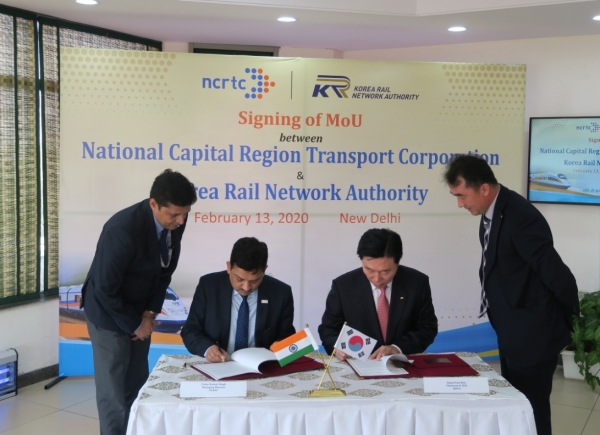 한국철도시설공단 김상균 이사장(오른쪽)과 인도 수도권교통공사 비네이 쿠마르 씽 사장(왼쪽)이 13일 인도 델리에서 고속철도 사업자문용역 계약을 체결하는 모습.
