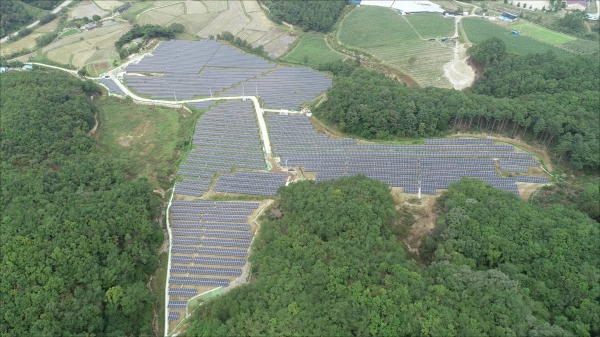 호산그룹이 시공한 포천A구역 4.0MW 태양광발전소 전경.