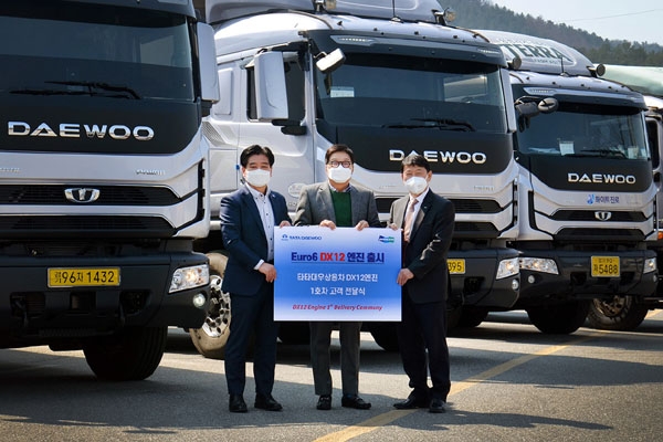 지난 25일 두산인프라코어 DX12 유로6 전자식 엔진을 탑재한 타타대우상용차 트럭이 고객에게 인도됐다.