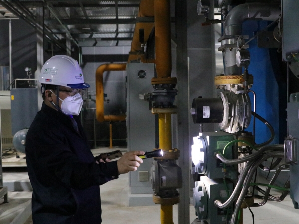 김중식 서울에너지공사 사장이 신정플랜트에 방문, 설비 하나하나를 살펴보고 있다.