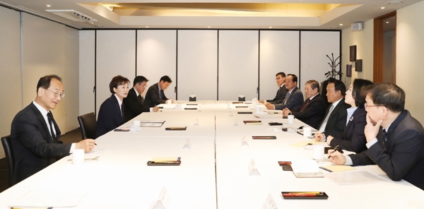 한국건설기술관리협회는 7일 국토교통부 김현미 장관(왼쪽부터 두번째)과 간담회를 갖고 건설엔지니어링 발전 방향을 논의했다.