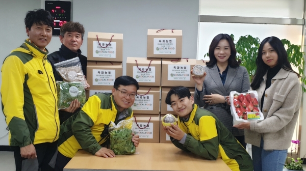 홍영아 LX곡성구례지사장(오른쪽 두번째)을 비롯한 LX임직원들이 물품 구매 후 기념촬영을 하고 있다.