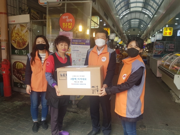 전력연구원 관계자들이 송강전통시장을 찾아 마스크를 전달하고 있다.