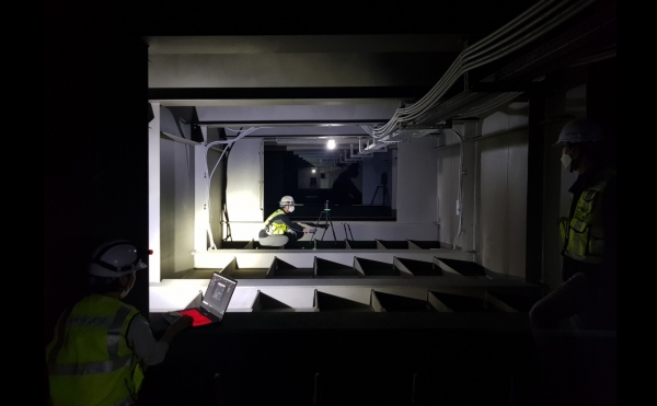 한국시설안전공단 직원이 3D 레이저 스캐너를 활용해 현장조사를 실시하는 모습.